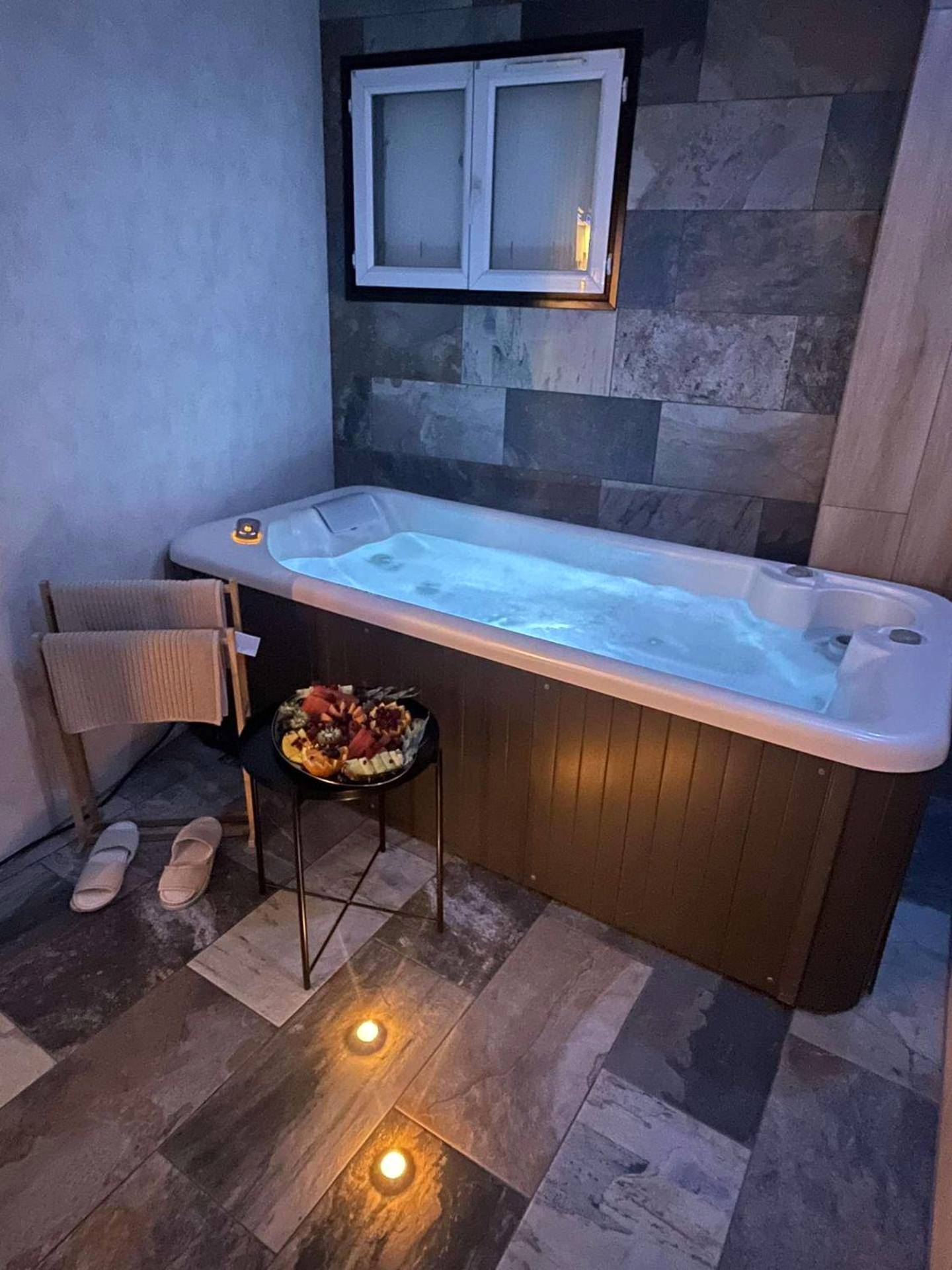 Jacuzzi privatif et plateau de fruits frais - Love Room Avignon - Appartement La Splenzia SPA Jacuzzi wifi clim