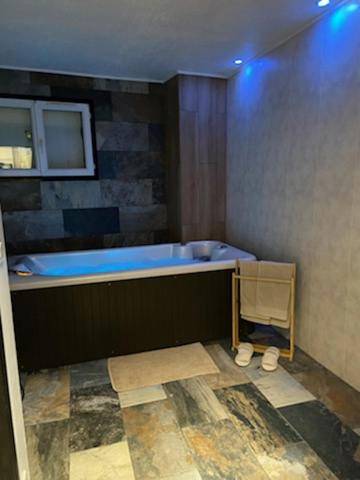 Baignoire balnéo dans salle de bain carrelée - Appartement La Splenzia SPA Jacuzzi wifi clim
