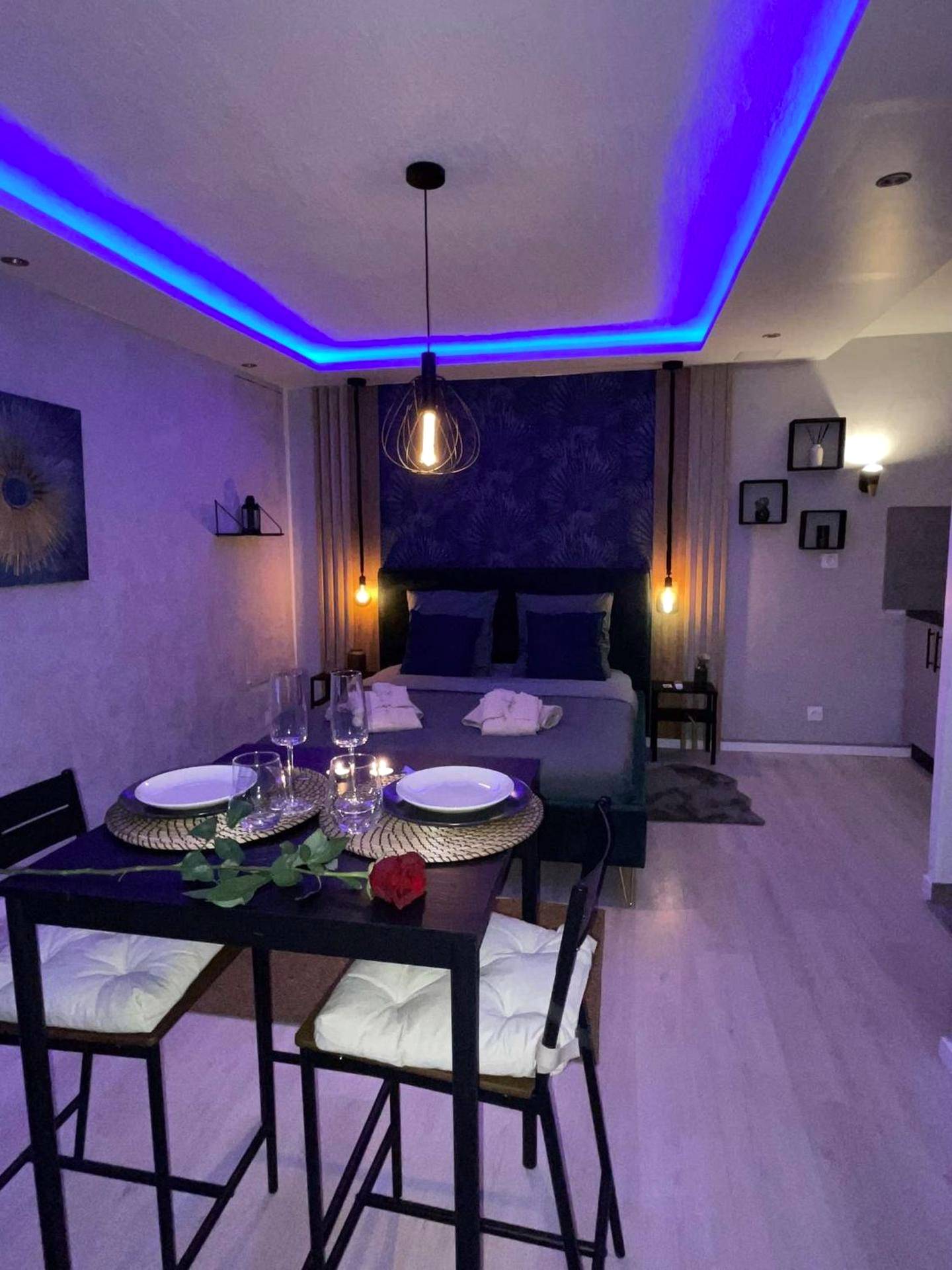 Table dressée pour deux et lit king size - Appartement La Splenzia SPA Jacuzzi wifi clim