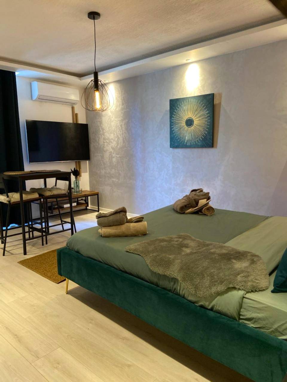 Lit double avec peignoirs et écran plat - Appartement La Splenzia SPA Jacuzzi wifi clim