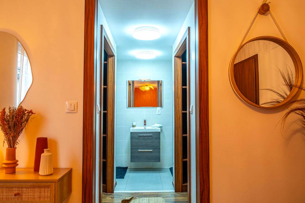 Couloir avec miroirs menant à la salle d'eau - Appartement Standing piscine intérieur privatisée .