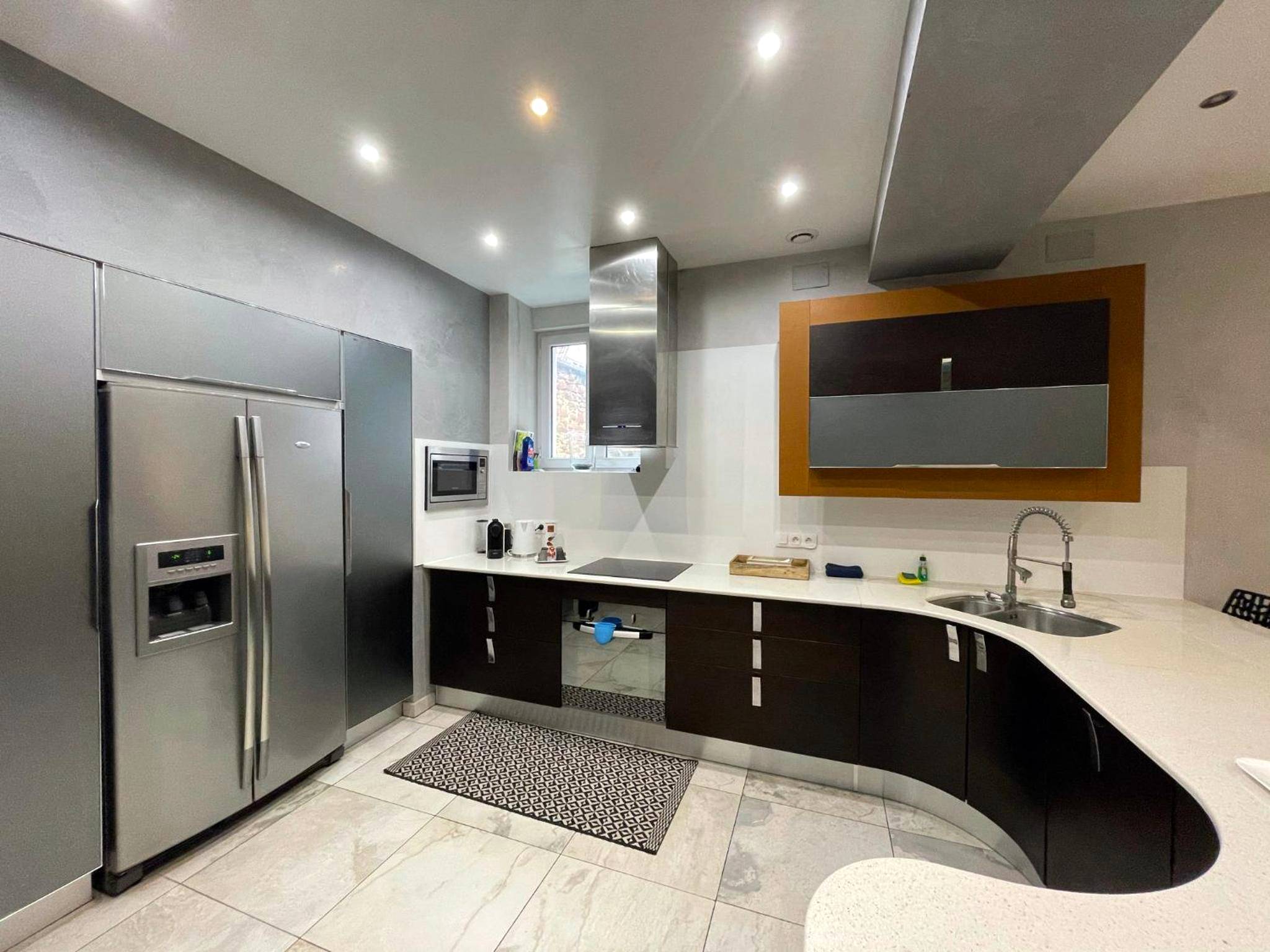 Cuisine équipée moderne avec grand frigo américain - Appartement Standing piscine intérieur privatisée .