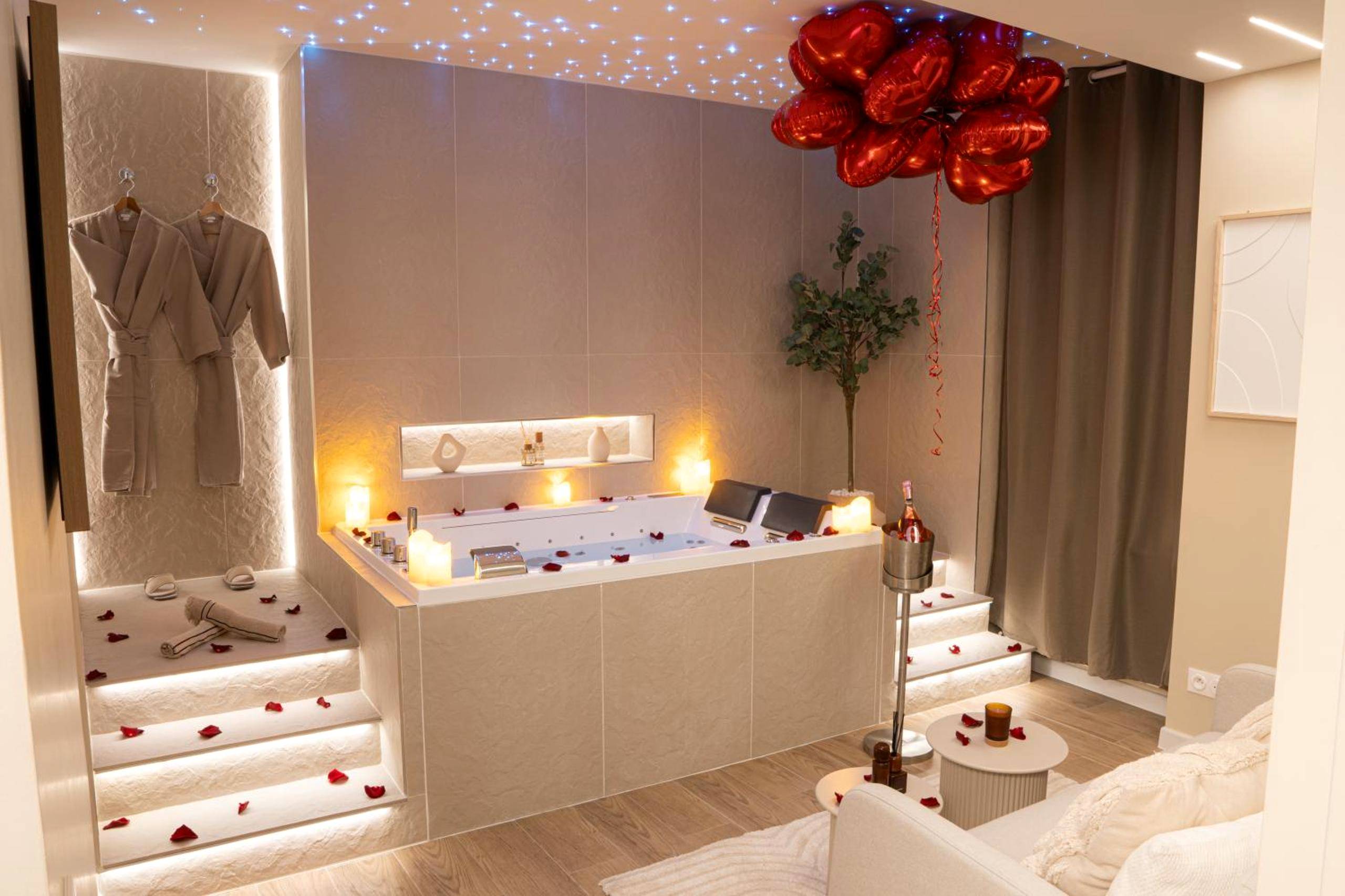 Jacuzzi avec ciel étoilé et ballons rouges - Love Room Noisy - le - Sec - Stellar Suite