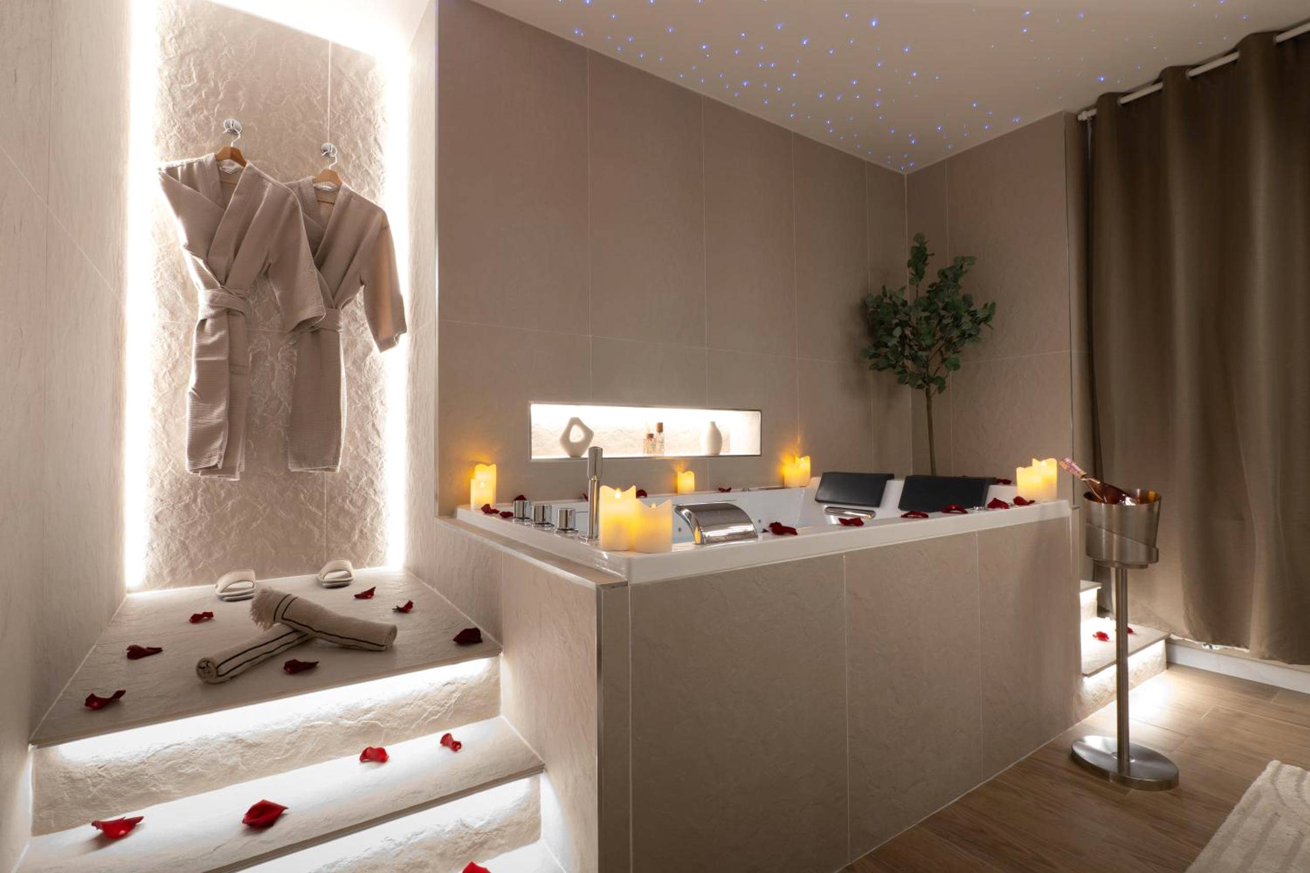 Baignoire balnéo entourée de bougies - Stellar Suite