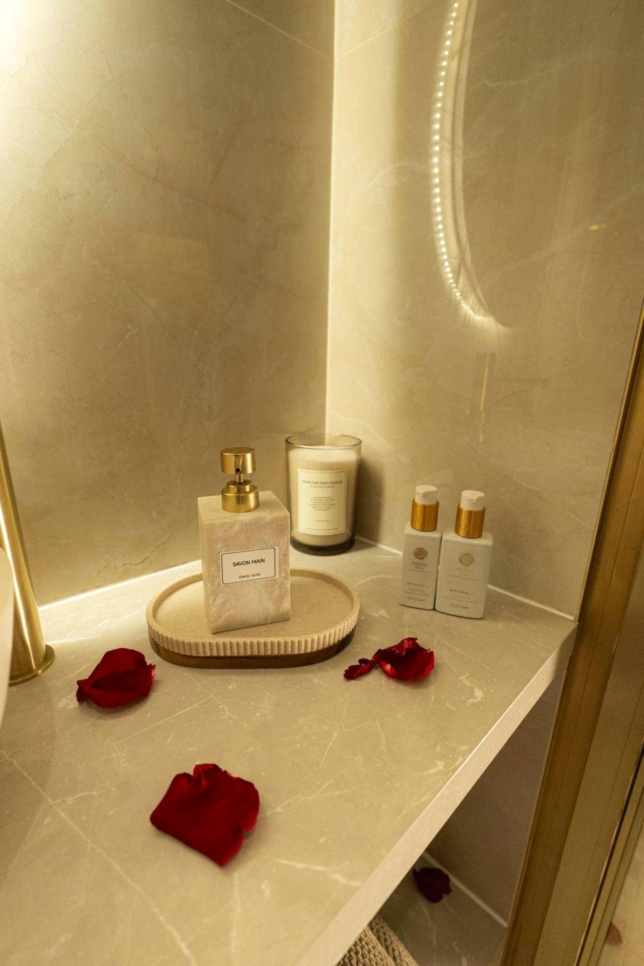 Produits d'accueil et pétales de roses - Stellar Suite