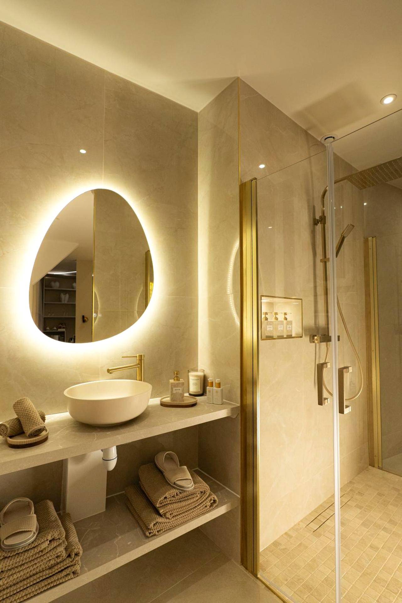 Salle d'eau moderne avec miroir rétroéclairé - Stellar Suite