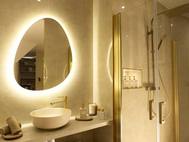 Salle d'eau moderne avec miroir rétroéclairé - Stellar Suite
