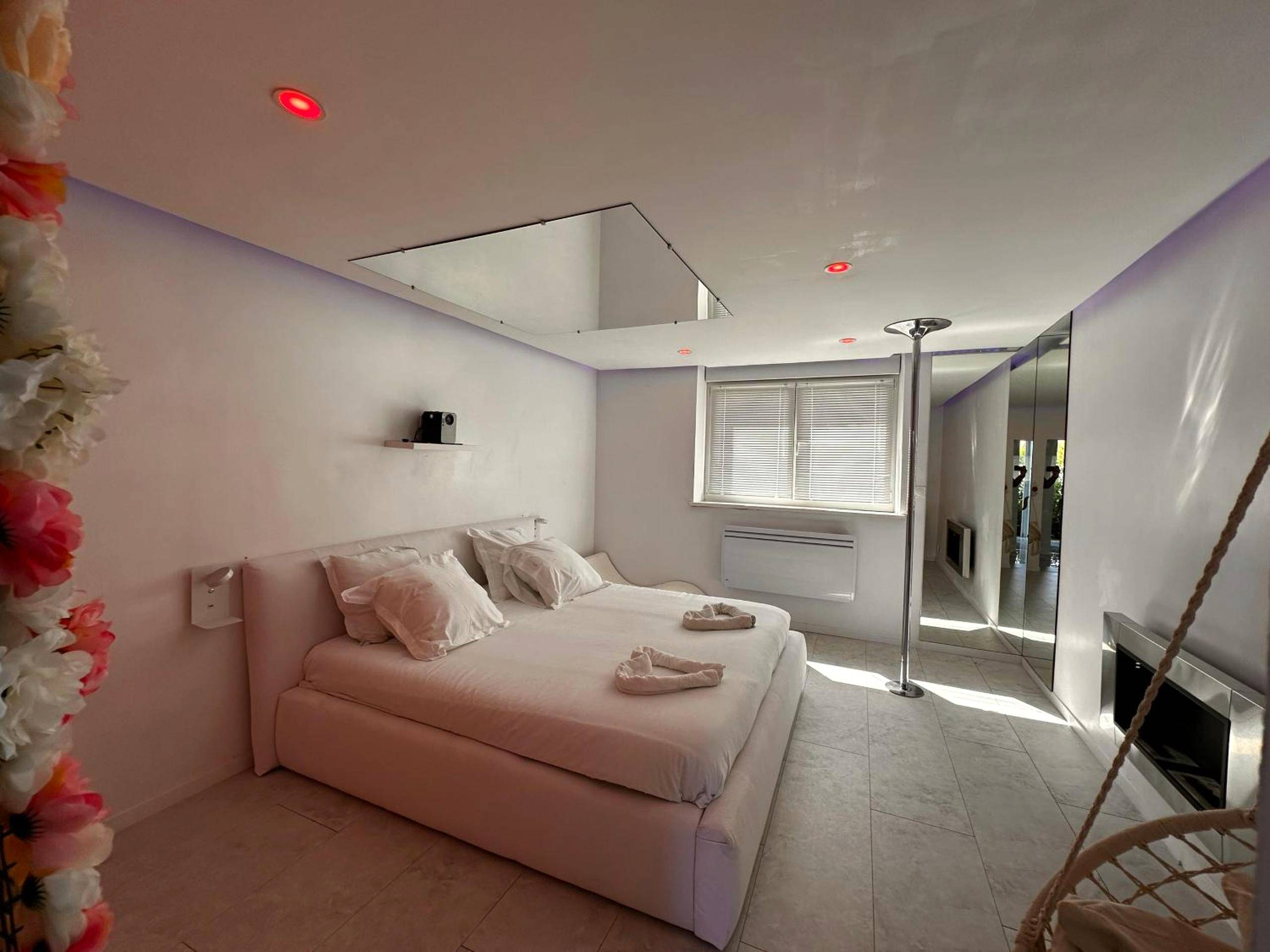 Chambre avec barre de pole dance et cheminée - Studio tout confort pour Amoureux, proche Metz