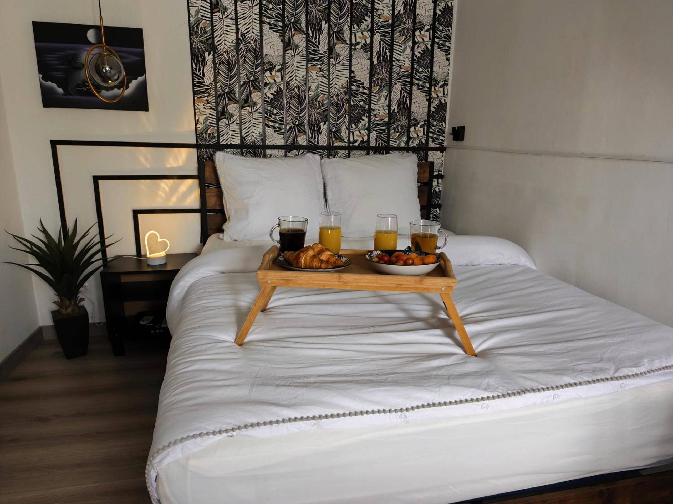 Petit - déjeuner servi sur plateau au lit - Studio & Balnéo privatif