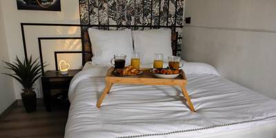 Petit - déjeuner servi sur plateau au lit - Studio & Balnéo privatif