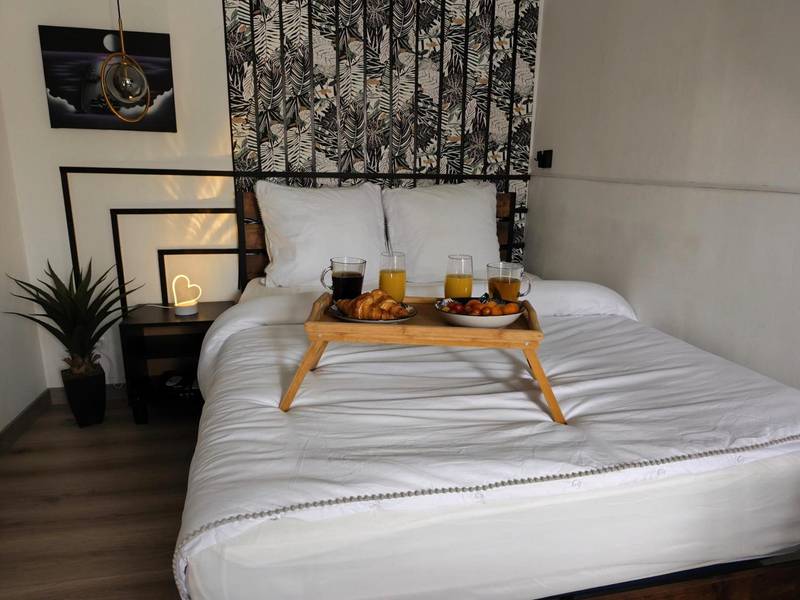 Petit - déjeuner servi sur plateau au lit - Studio & Balnéo privatif