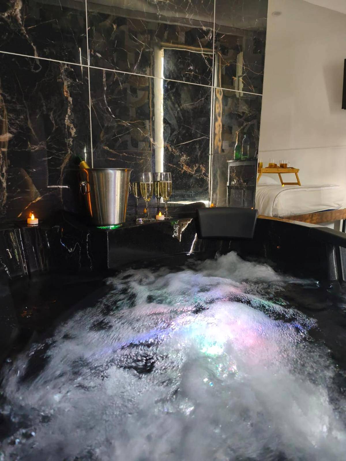 Baignoire balnéo avec bulles et champagne - Studio & Balnéo privatif