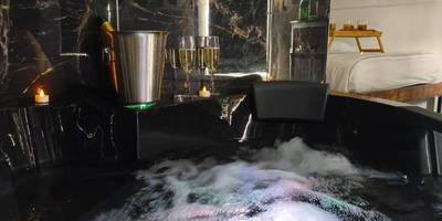 Baignoire balnéo avec bulles et champagne - Studio & Balnéo privatif