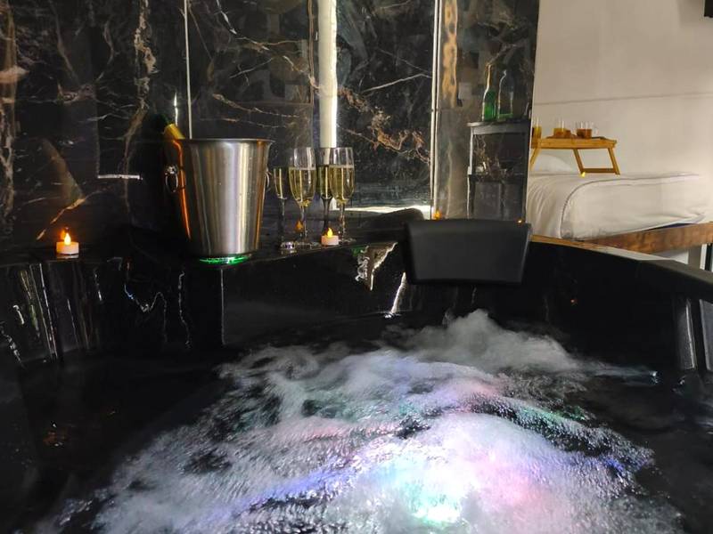 Baignoire balnéo avec bulles et champagne - Studio & Balnéo privatif