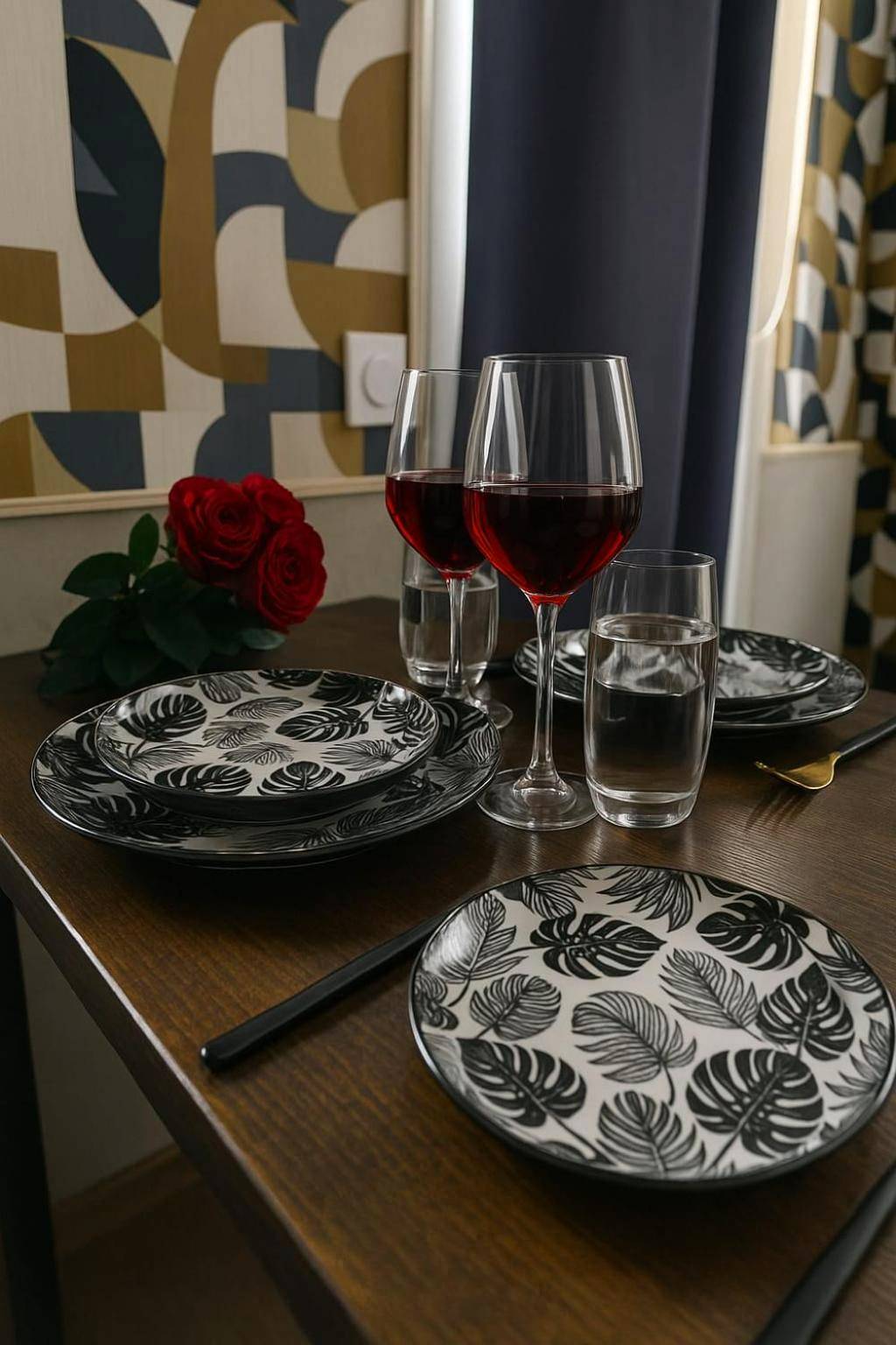 Table dressée avec verres de vin et roses - Studio & Balnéo privatif