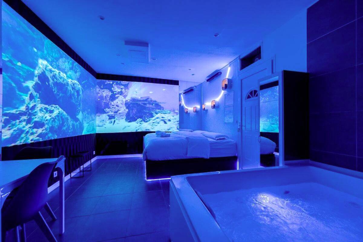 Suite avec jacuzzi et projections murales - Love Room Messy - Studio Immersif Jaccuzi & Cinéma Disney et Astérix