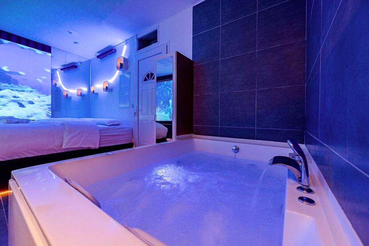 Jacuzzi privatif avec cascade d'eau - Studio Immersif Jaccuzi & Cinéma Disney et Astérix