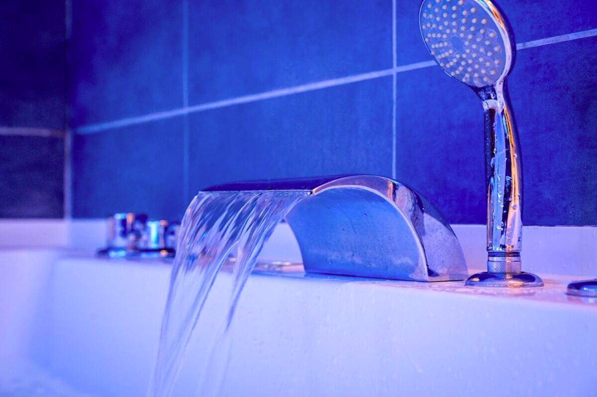 Robinetterie cascade et douchette de jacuzzi - Studio Immersif Jaccuzi & Cinéma Disney et Astérix