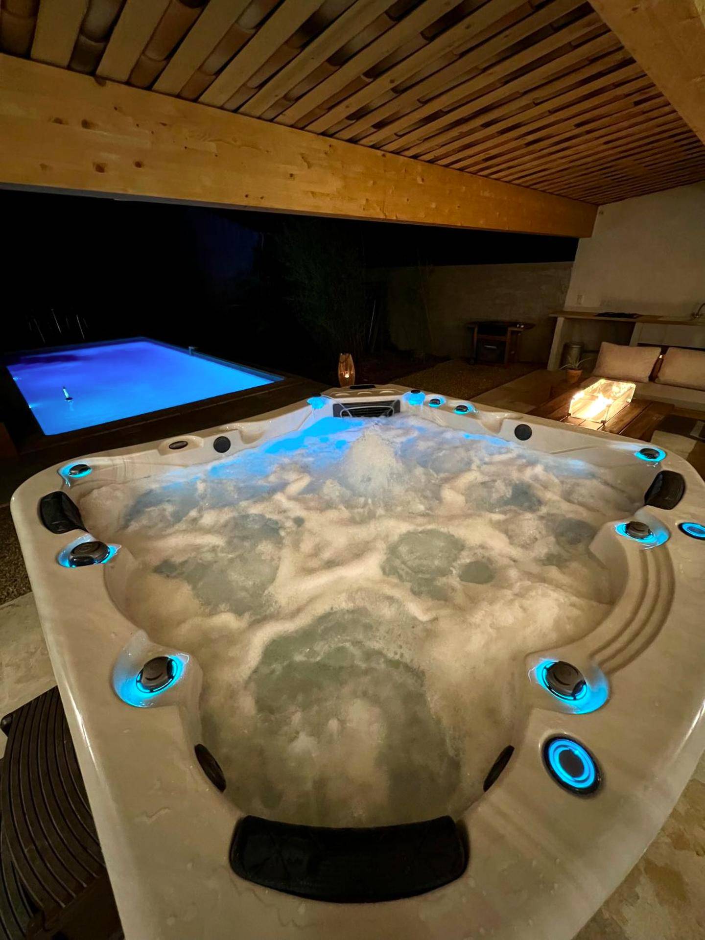 Jacuzzi bouillonnant avec éclairage LED bleu - Love Room Lorgues - Studio avec jacuzzi et piscine