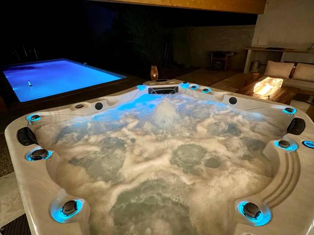 Jacuzzi bouillonnant avec éclairage LED bleu - Love Room Lorgues - Studio avec jacuzzi et piscine