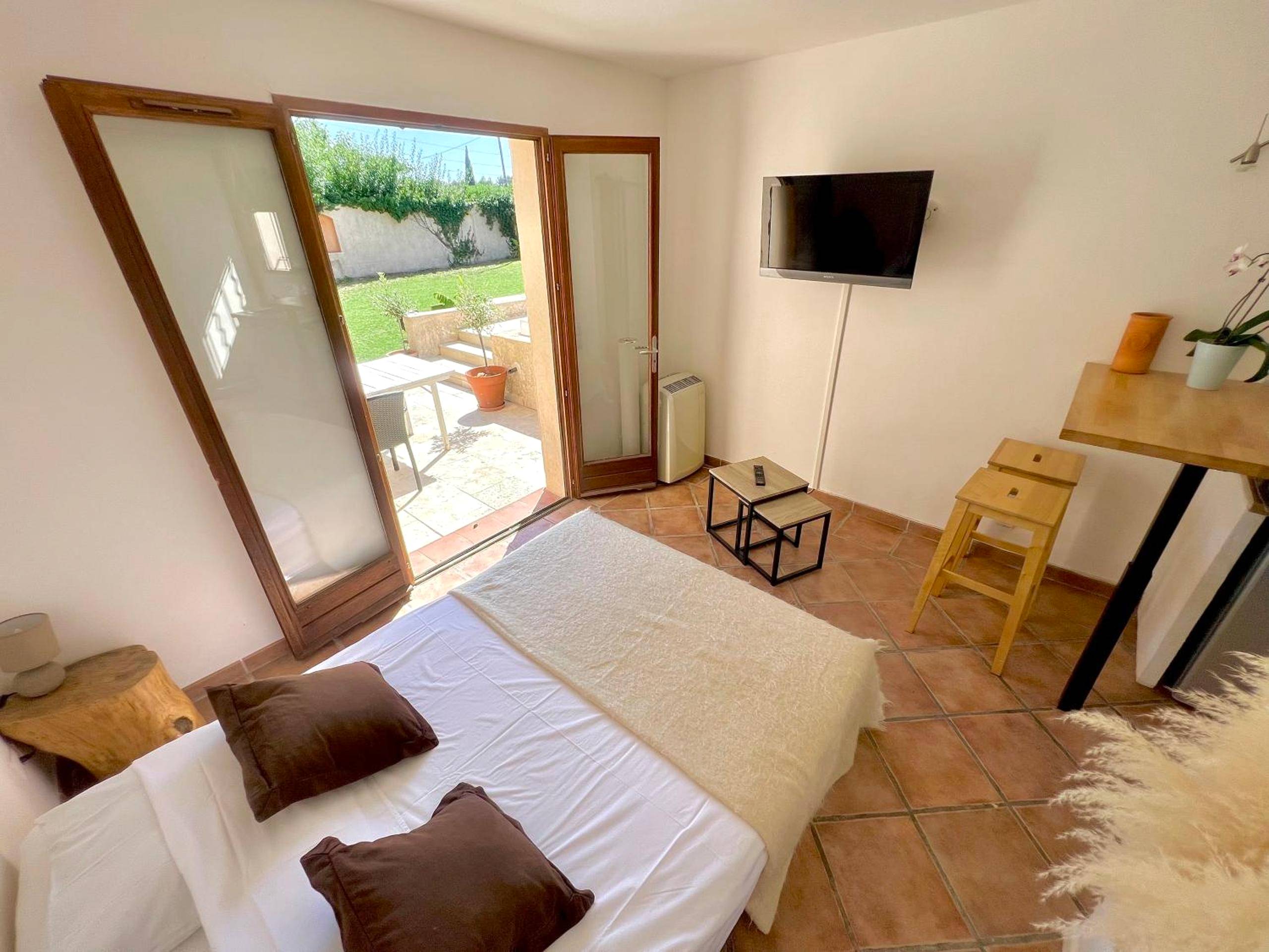 Chambre lumineuse avec accès terrasse et TV - Studio avec jacuzzi et piscine