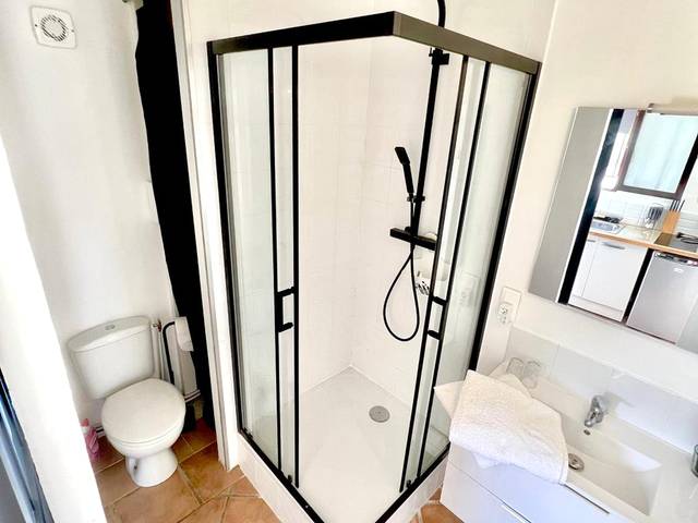 Salle d'eau moderne avec douche à l'italienne - Studio avec jacuzzi et piscine