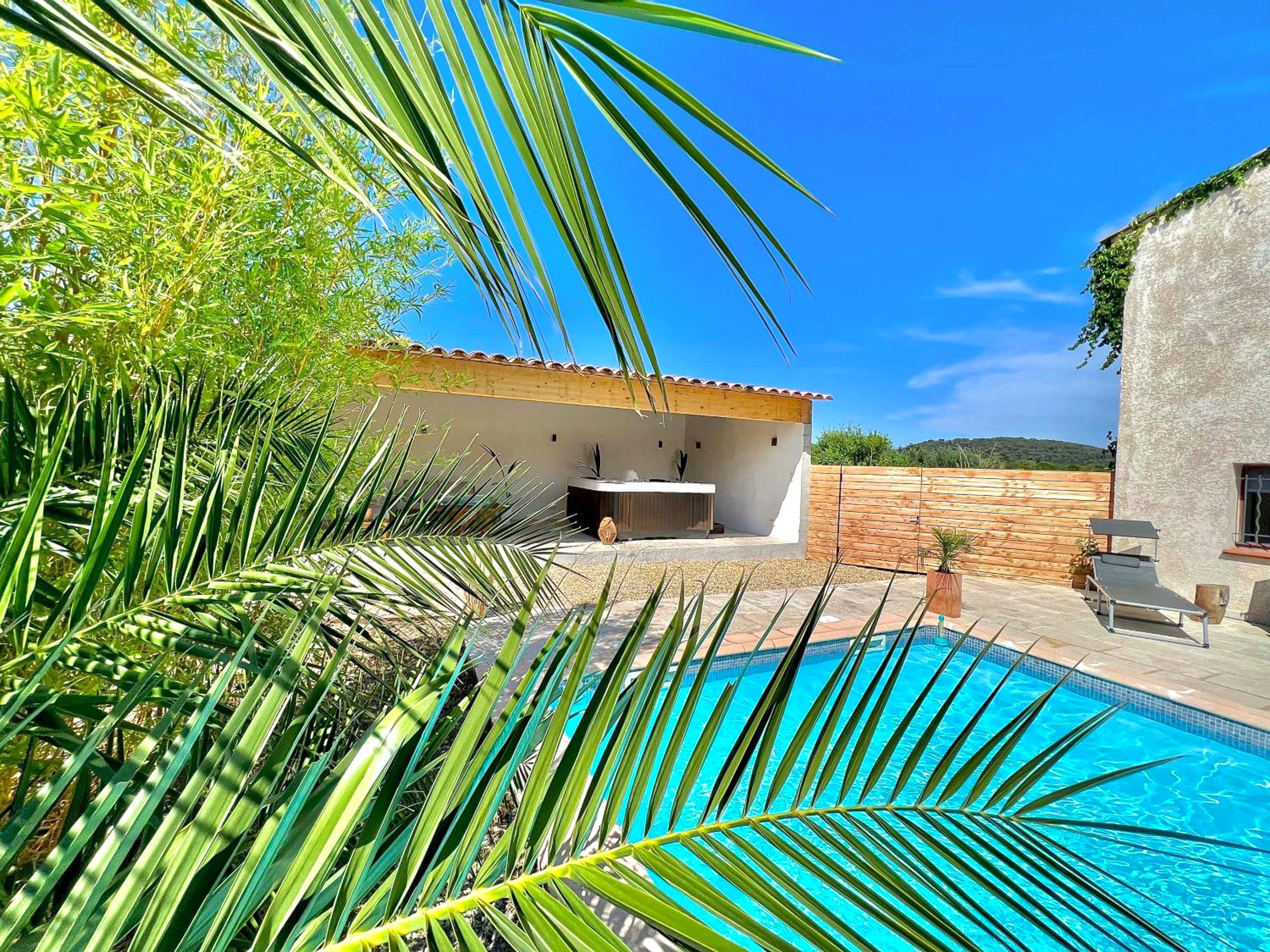 Piscine extérieure et spa sous abri bois - Studio avec jacuzzi et piscine