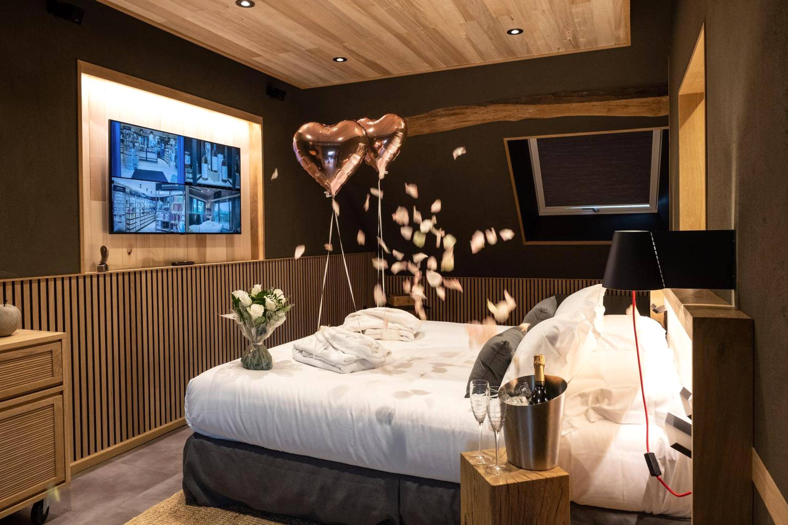 Vue principale - Love Room Jouey - Le Studio des Prés Verts Suite Design avec Jacuzzi Privatif