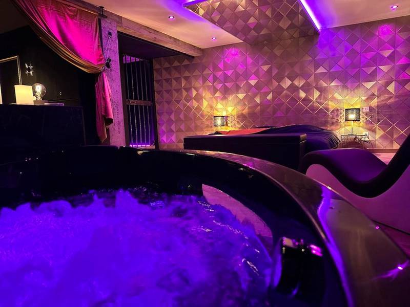 Jacuzzi privatif avec éclairage néon violet - Love Room Saint - Dié - des - Vosges - Le studio secret