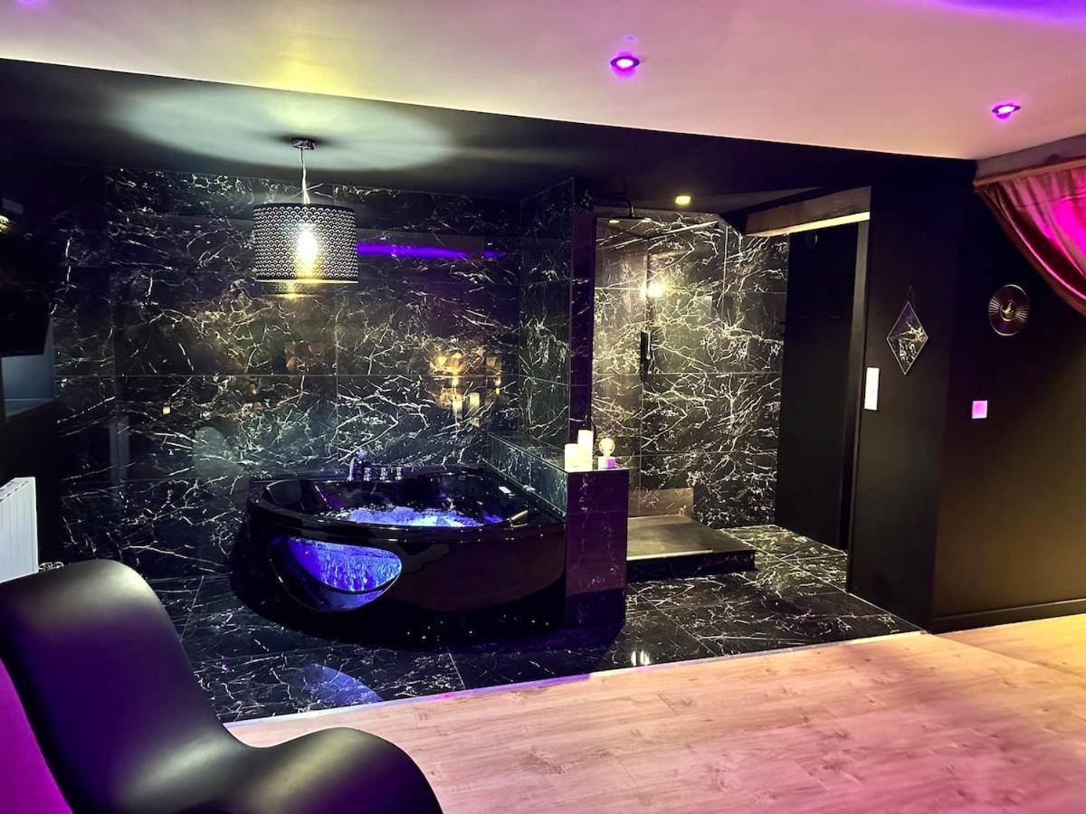 Baignoire balnéo dans décor marbre noir - Le studio secret