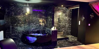 Baignoire balnéo dans décor marbre noir - Le studio secret