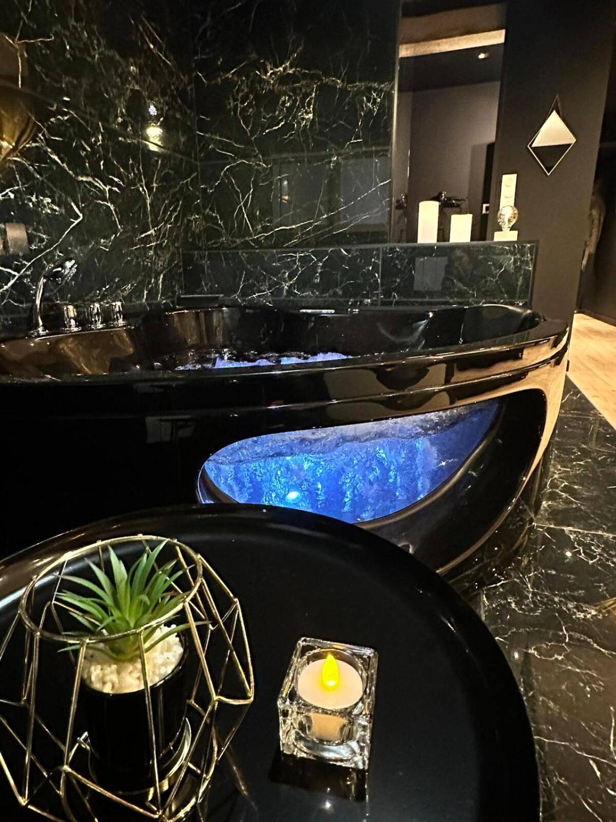 Détail jacuzzi noir et bougie d'ambiance - Le studio secret