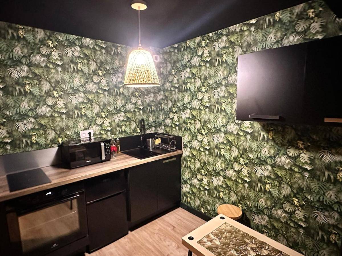 Cuisine équipée avec papier peint jungle - Le studio secret