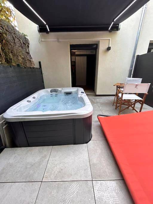 Jacuzzi privatif sur terrasse avec transat - Love Room Nancy - Petit studio et son spa abrité
