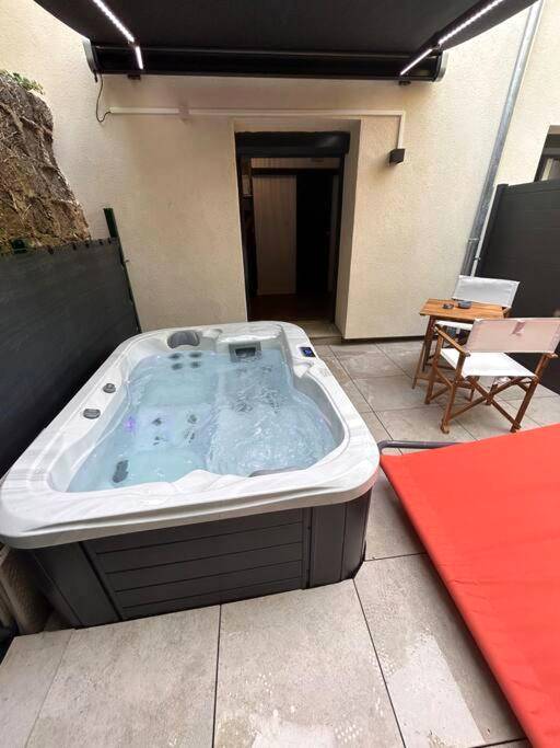 Espace détente extérieur avec spa et mobilier - Petit studio et son spa abrité