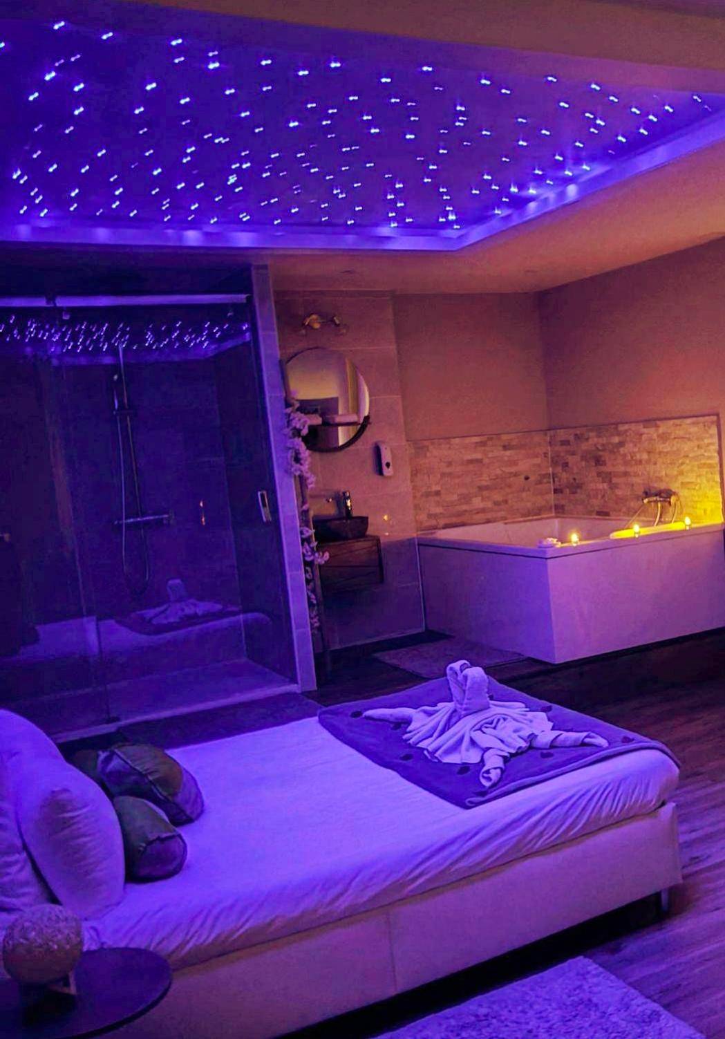 Vue du logement - Love Room La Ciotat - Studio Love room Spa Baignoire double La Ciotat Centre port