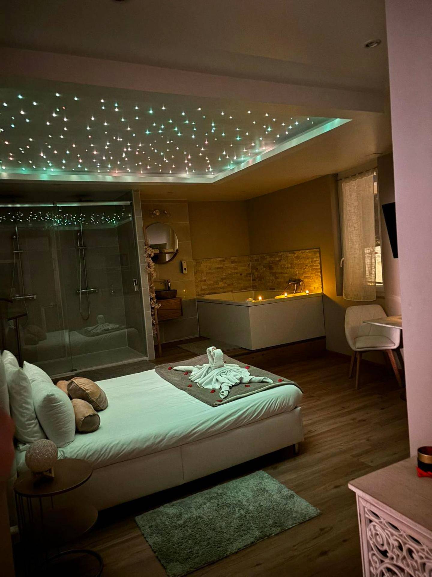 Photo du logement - Studio Love room Spa Baignoire double La Ciotat Centre port