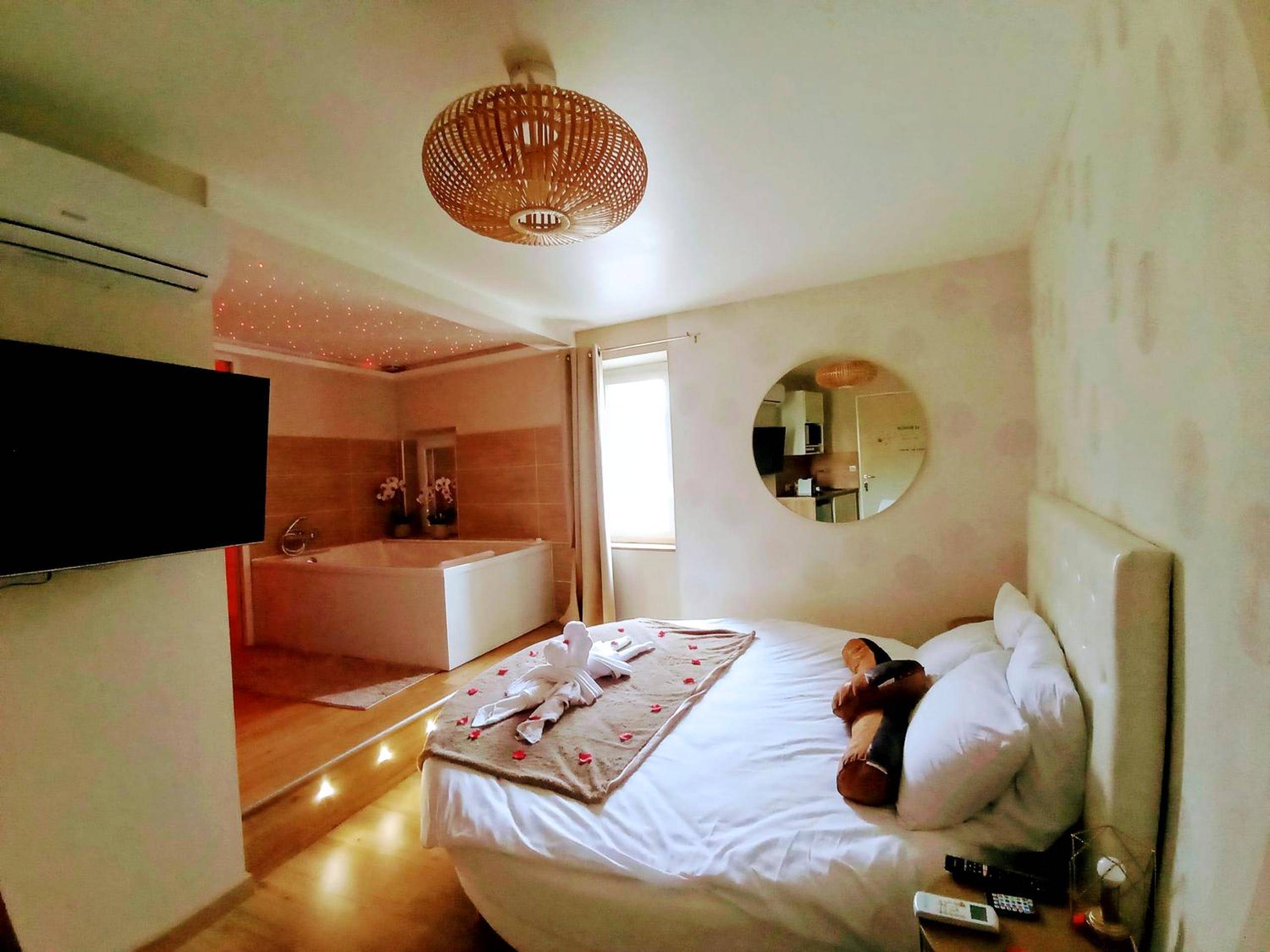 Photo du logement - Studio Love room Spa Baignoire double La Ciotat Centre port - La Ciotat