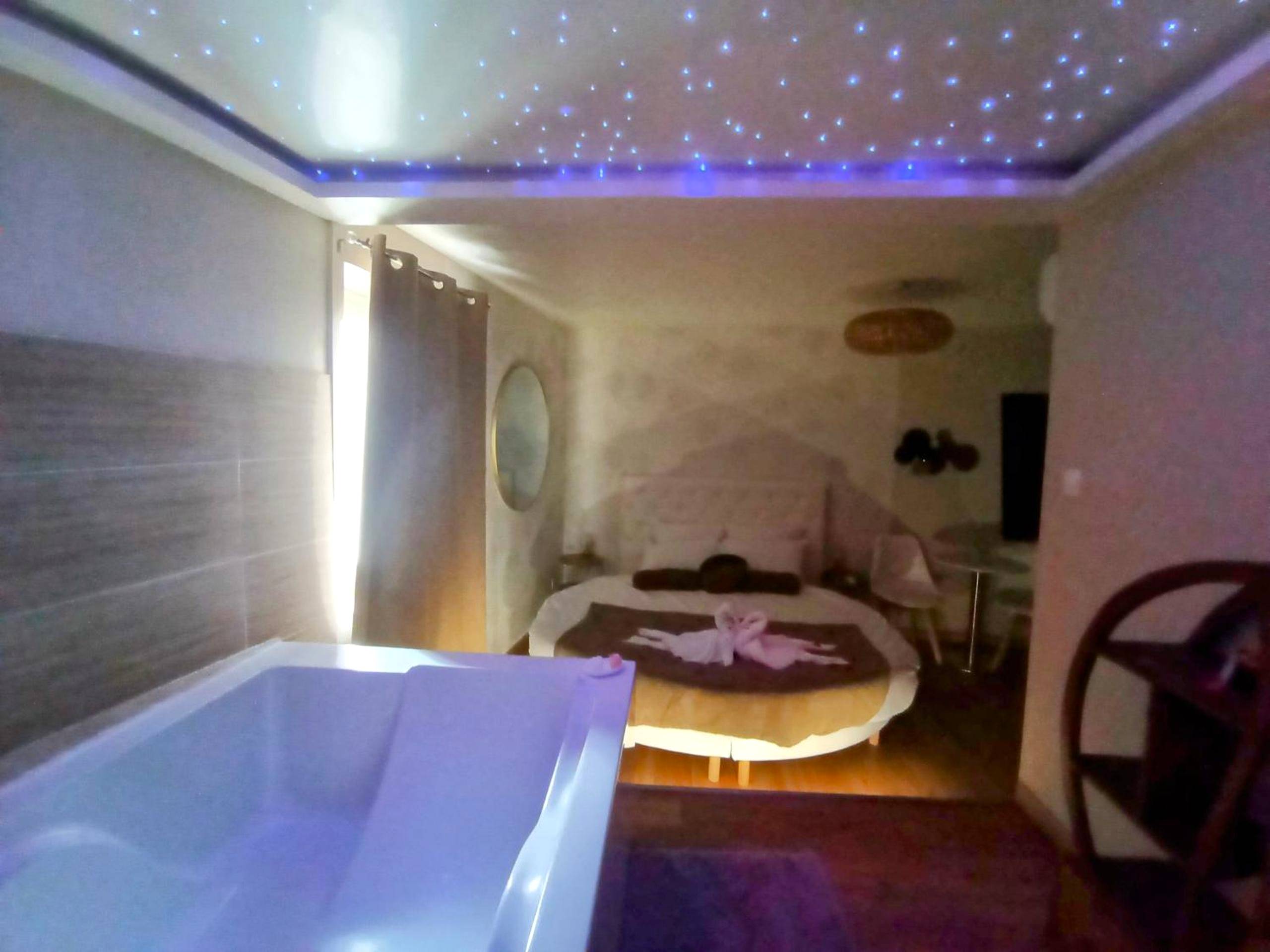Photo du logement - Studio Love room Spa Baignoire double La Ciotat Centre port
