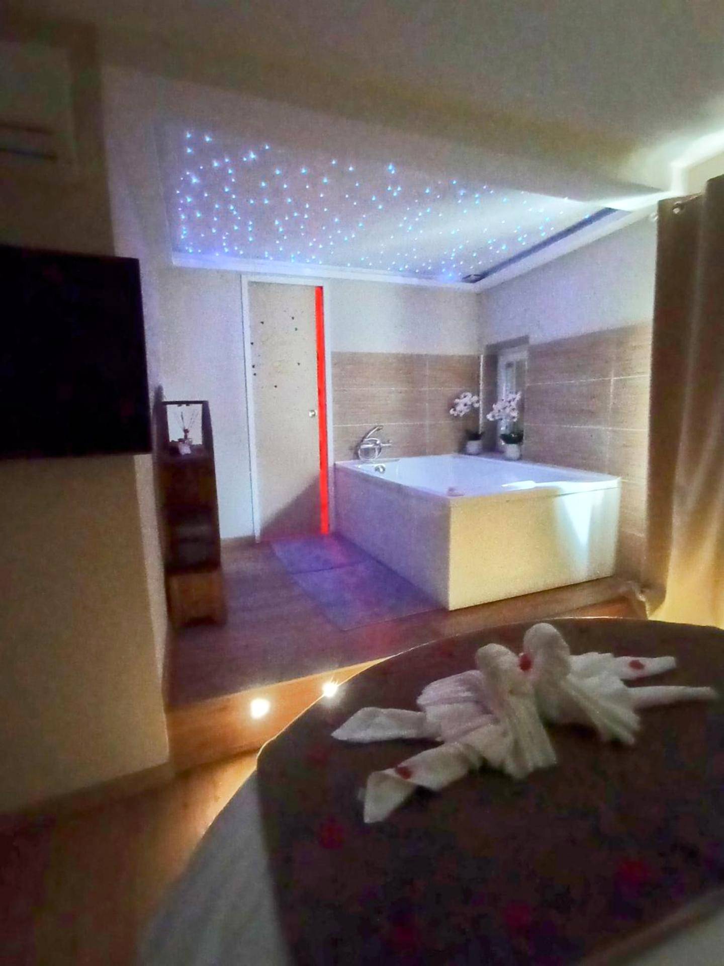 Photo du logement - Studio Love room Spa Baignoire double La Ciotat Centre port
