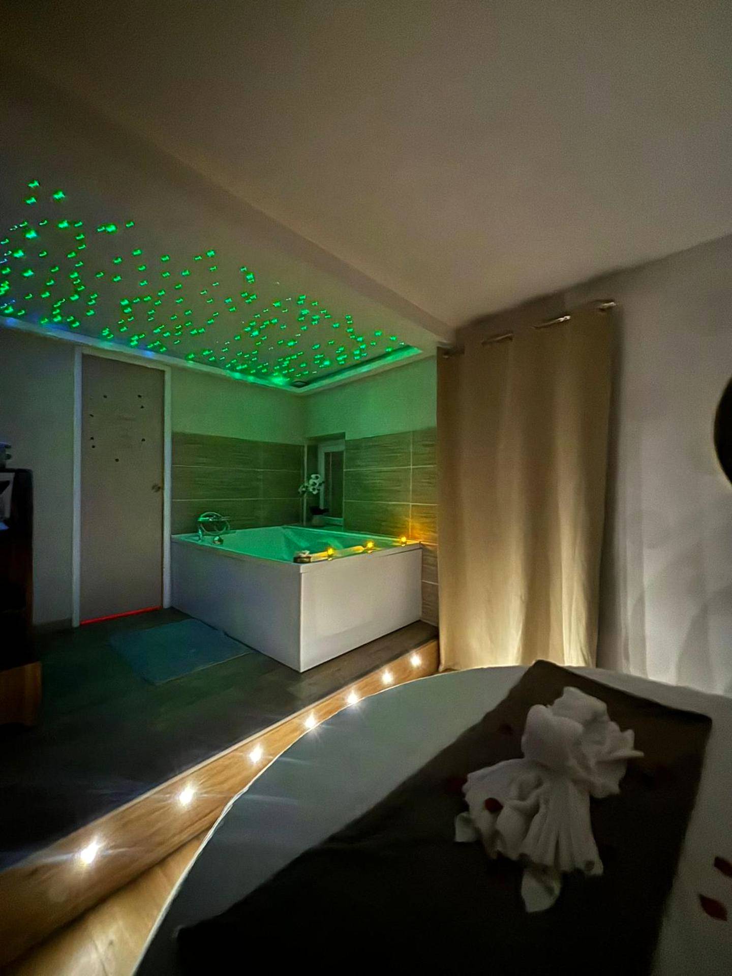 Photo du logement - Studio Love room Spa Baignoire double La Ciotat Centre port - La Ciotat