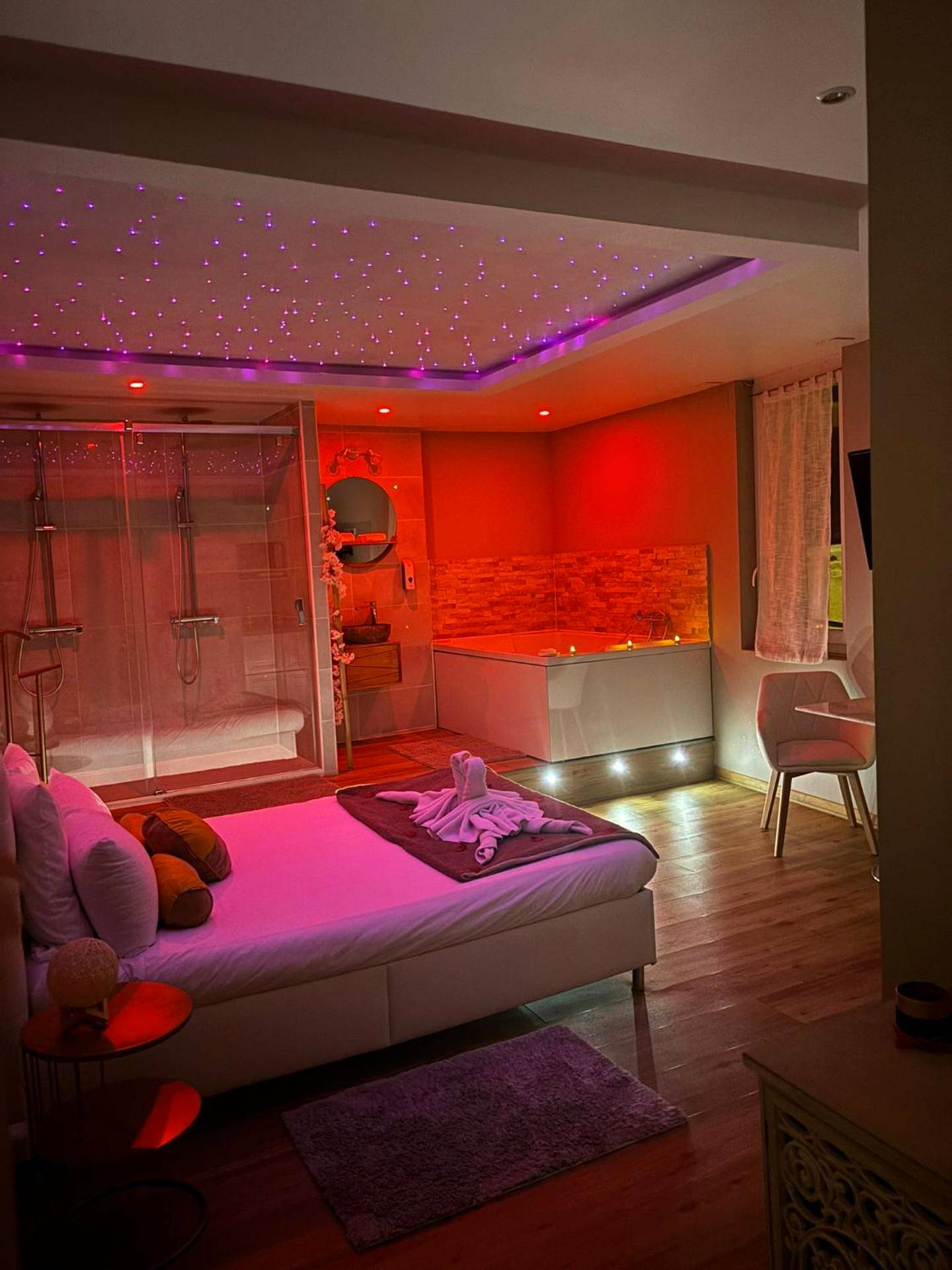 Photo du logement - Studio Love room Spa Baignoire double La Ciotat Centre port