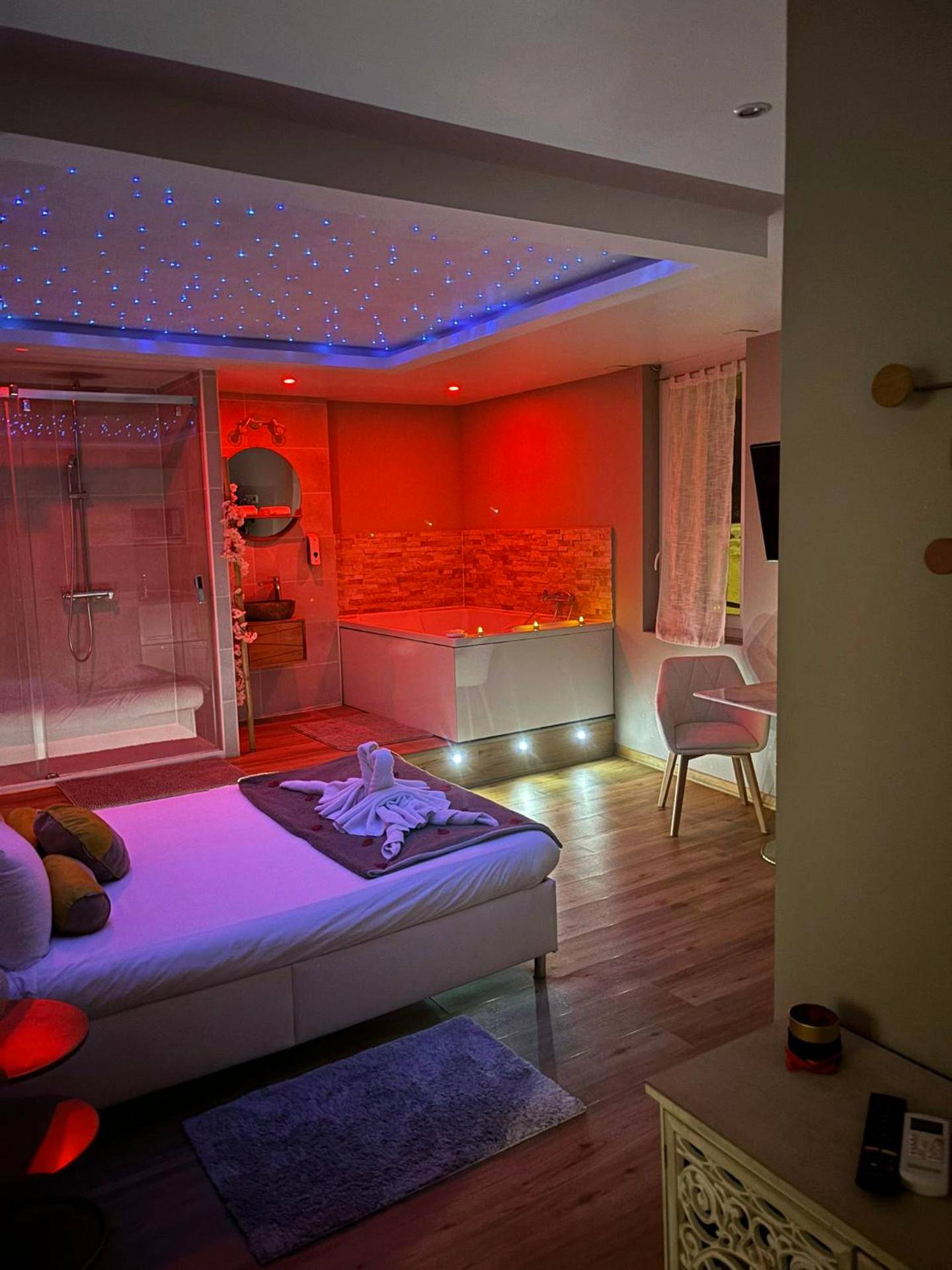 Photo du logement - Studio Love room Spa Baignoire double La Ciotat Centre port