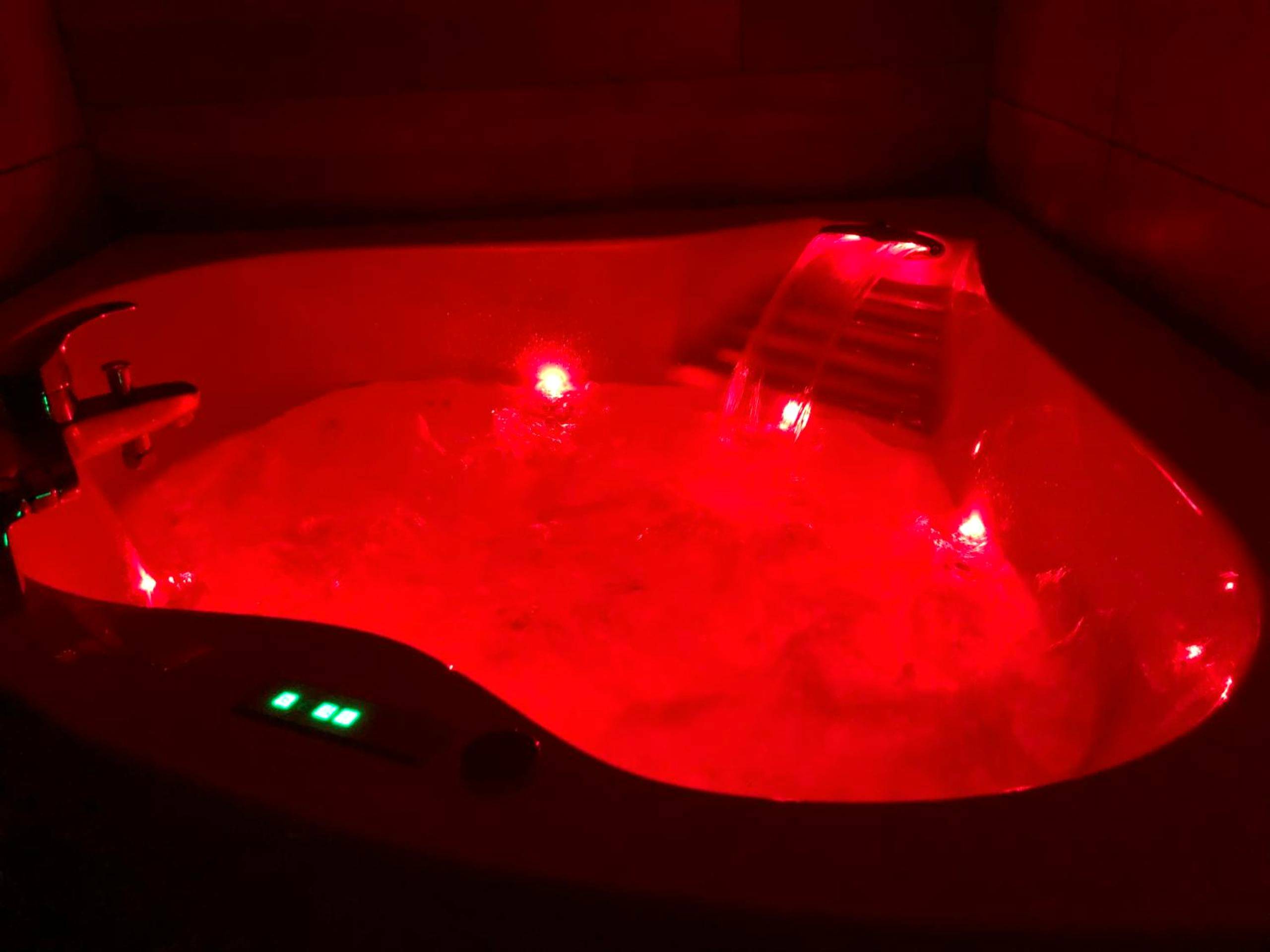 Jacuzzi privatif avec éclairage LED rouge - Love Room Le Puy - en - Velay - Studio cocooning Spa, lit XXL, cour extérieure