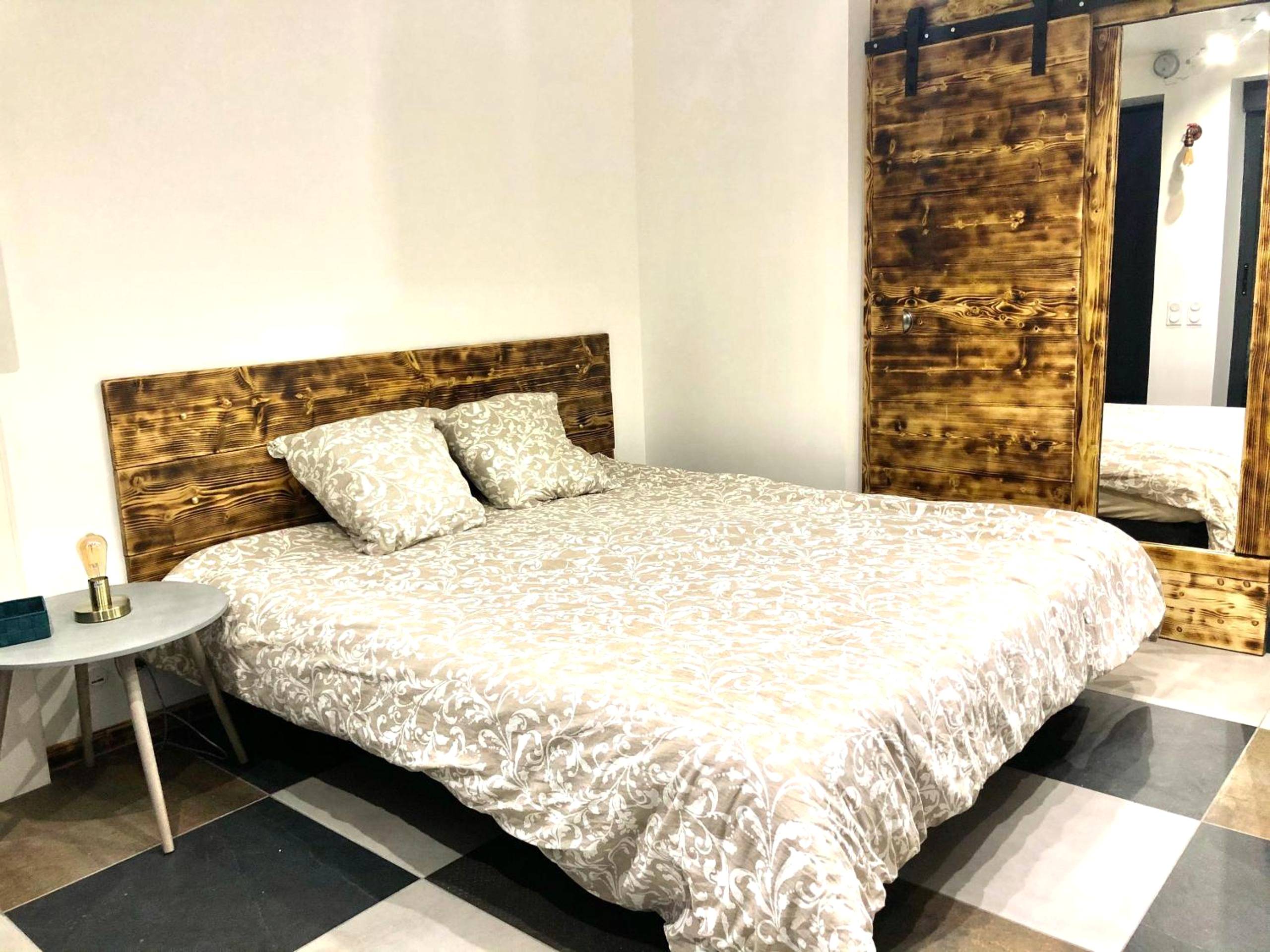 Lit double avec tête de lit en bois brûlé - Studio cocooning Spa, lit XXL, cour extérieure