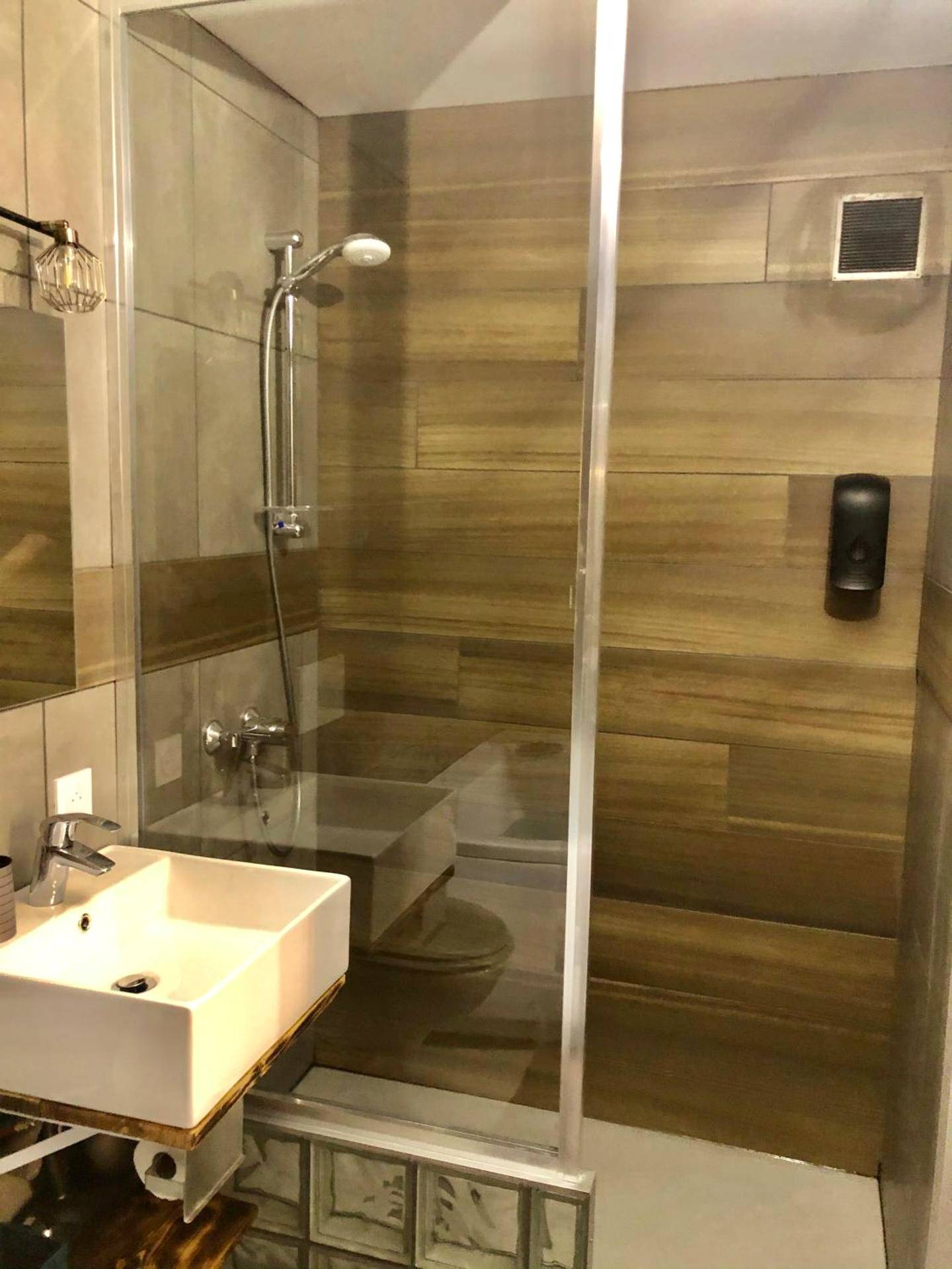 Photo du logement - Studio cocooning Spa, lit XXL, cour extérieure - Le Puy - en - Velay