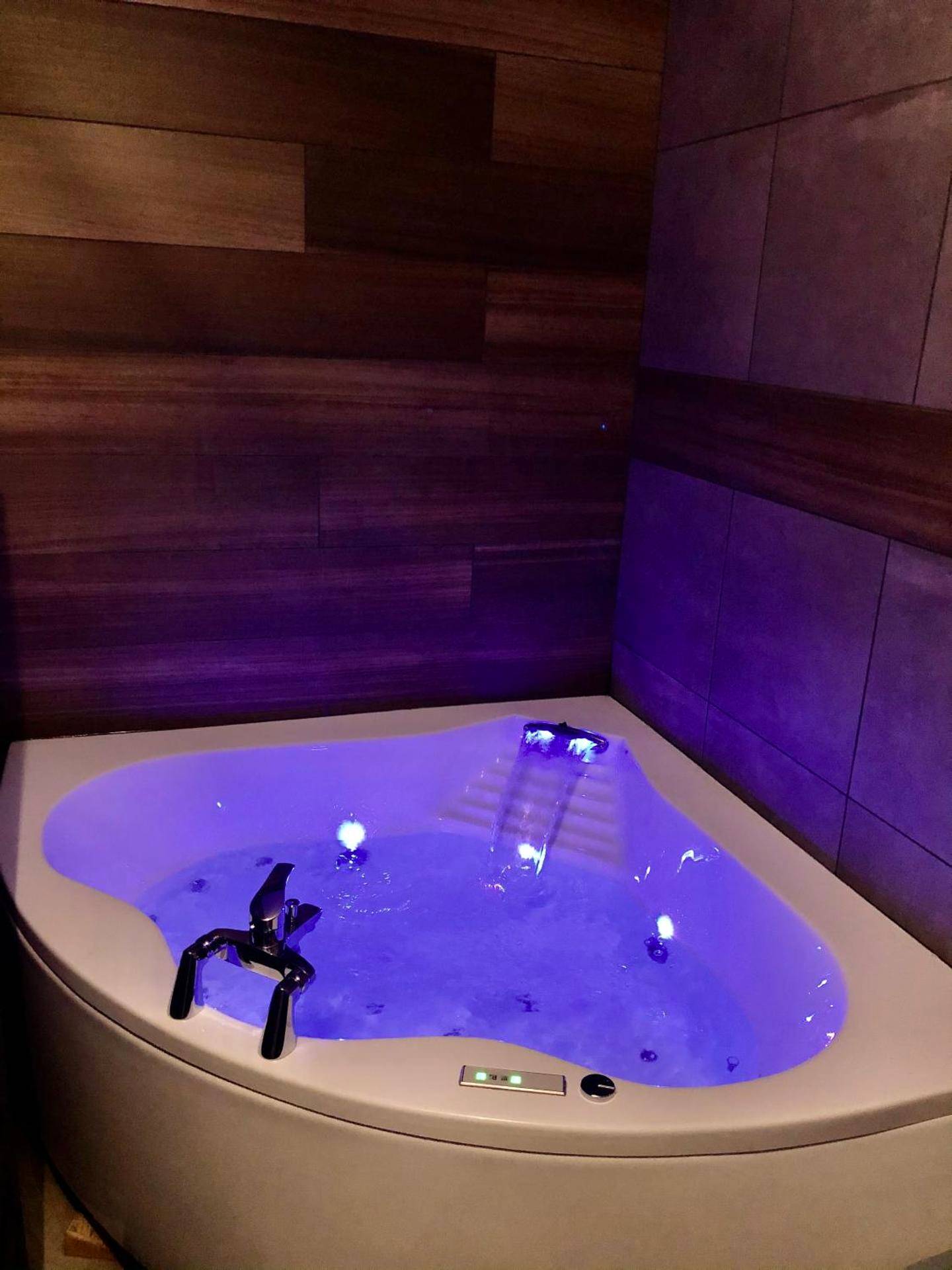 Baignoire balnéo avec chromothérapie bleue - Studio cocooning Spa, lit XXL, cour extérieure