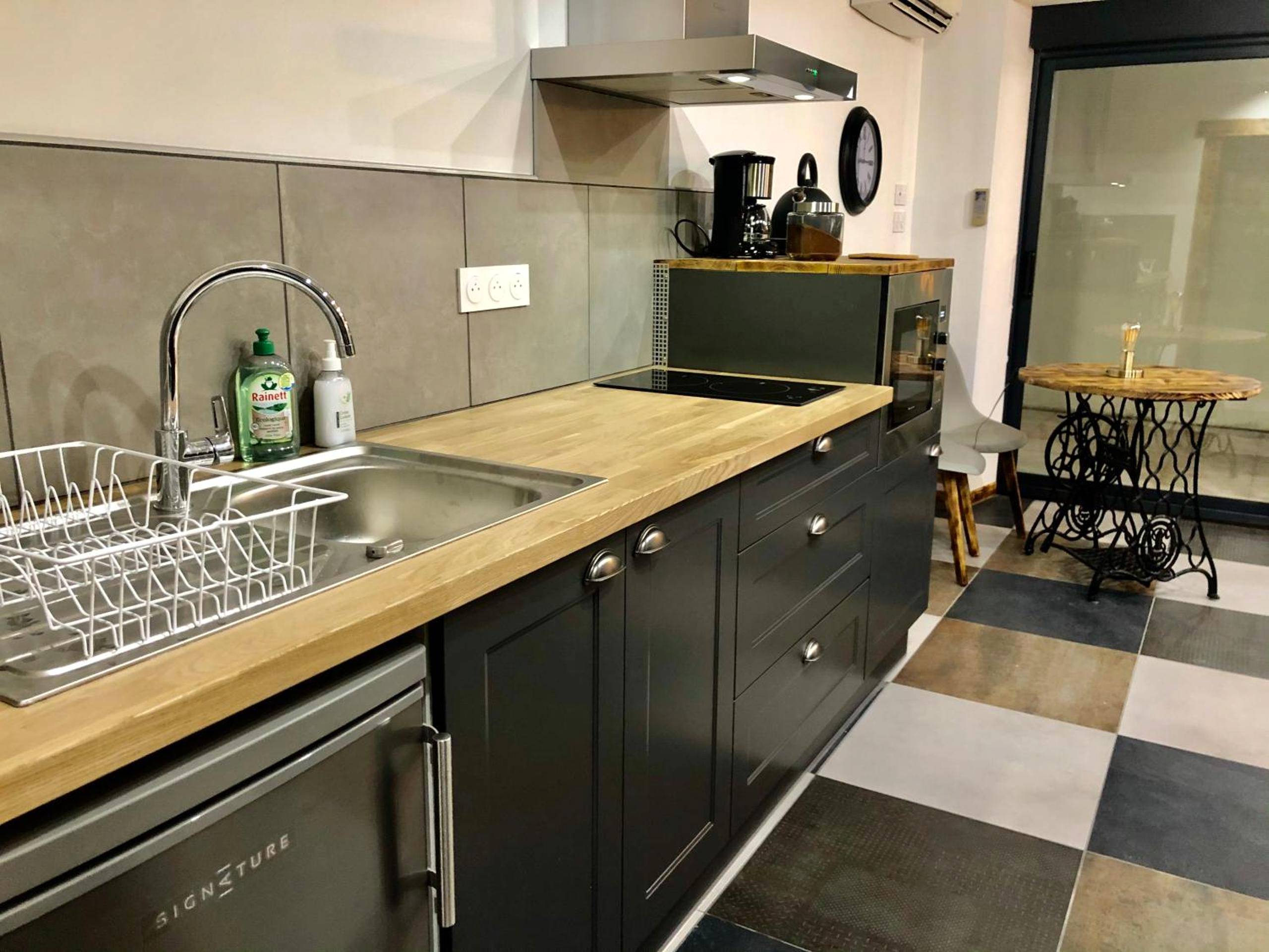 Cuisine équipée moderne avec plan de travail bois - Studio cocooning Spa, lit XXL, cour extérieure