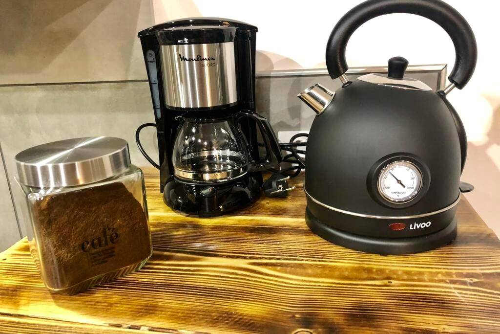 Cafetière, bouilloire vintage et pot de café - Studio cocooning Spa, lit XXL, cour extérieure