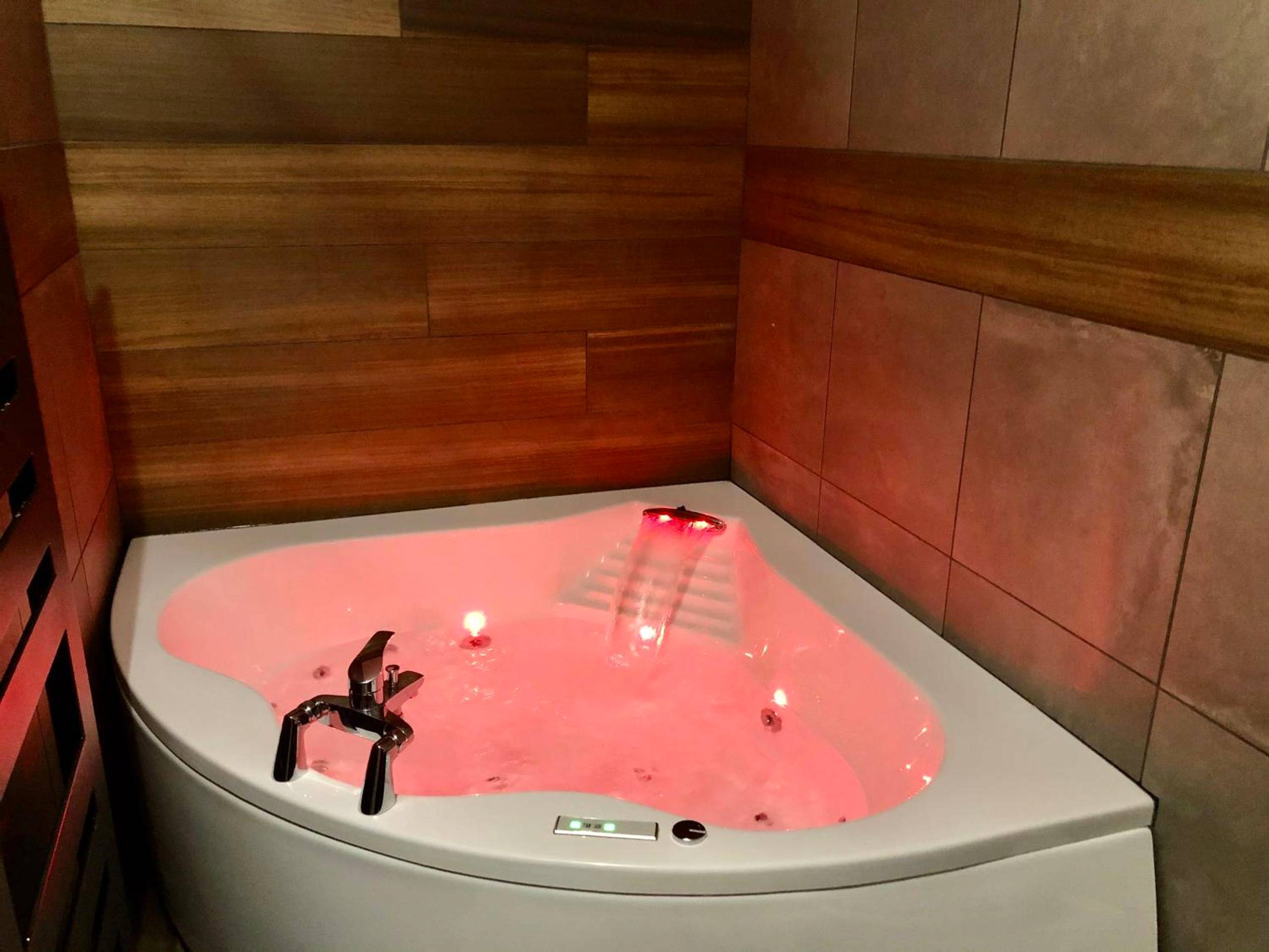 Photo du logement - Studio cocooning Spa, lit XXL, cour extérieure